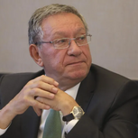 Antigo ministro morre ao escorregar quando tentava apanhar bola