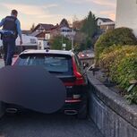 Condutor optimista ''entala'' SUV na rua