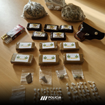 A Polícia apreende armas e droga, incluindo haxixe e cocaína