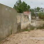 Equipa da CMTV mostra exterior da casa onde morreram idosos de 88 anos completamente alagado