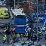 Imagens mostram aparato no local onde autocarro colidiu contra uma paragem na Suécia. Motorista foi detido
