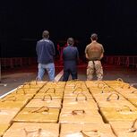 A Polícia Judiciária e a Marinha apreendem fardos