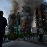 Incêndio em Hong Kong faz vítimas e desaparecidos, resgate em curso