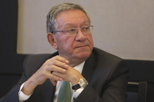 Antigo ministro morre ao escorregar quando tentava apanhar bola