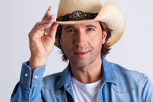 Homem faz-se passar pelo cantor Zé Amaro e com juras de amor saca 250 mil euros