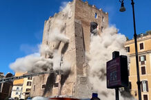 O momento em que torre medieval desaba em Roma  