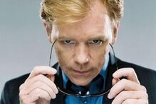 David Caruso encara o futuro com óculos na mão