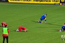 Luto na Sérvia: jogadores caem desesperados no relvado ao saberem da morte de treinador e jogo é interrompido