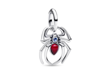 Um pendente de aranha com pedras vermelhas e azuis