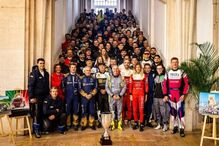 Grupo de pessoas posa para foto com troféu