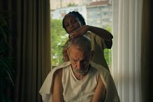 Filme explora reconciliação entre ex-combatente racista e cuidadora negra, após encontro num lar