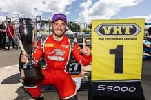 Piloto de S5000 celebra vitória com troféu