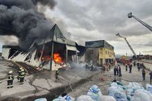 Incêndio em fábrica têxtil na Covilhã combatido por 60 operacionais. Há casas próximas das chamas