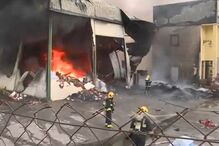 Incêndio em fábrica têxtil na Covilhã combatido por 60 operacionais. Há casas próximas das chamas