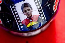 Capacete especial de Miguel Oliveira com foto do piloto em criança para o GP de Portimão