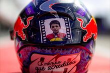 Capacete especial de Miguel Oliveira com foto de infância e frase motivacional.
