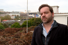 'Já apanhei ratos em casa': Cemitério de árvores revolta moradores no Porto