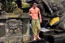 Ibrahimovic participa num ritual de purificação no templo Tirta Empul, em Bali