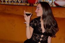 Matilde Mourinho festeja 29 anos em Inglaterra com a mãe e amigos