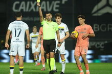 Árbitro mostra cartão amarelo durante o Famalicão - FC Porto, na Liga Betclic