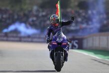 Miguel Oliveira cumprimenta público 