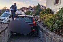 Condutor optimista ''entala'' SUV na rua