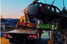 Condutor optimista ''entala'' SUV na rua