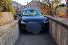 Condutor optimista ''entala'' SUV na rua