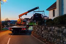 Condutor optimista ''entala'' SUV na rua