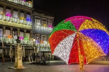 Decoração festiva ilumina a cidade com guarda-chuvas coloridos e luzes cintilantes