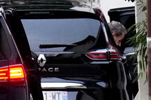 Nicolas Sarkozy chega a casa após sair em liberdade sob supervisão