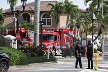 Equipas de emergência e polícia em frente a condomínio na Florida