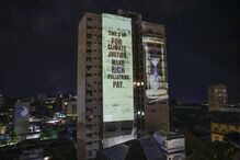 Projeção de uma frase ilumina edifício durante um protesto no final do primeiro dia da 30ª Conferência das Nações Unidas (COP30) 