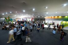 Manifestantes rompem cordão de segurança e invadem edifício da COP30