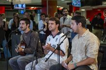 Banda 'Os Descendentes' anima redação da Medialivre em aniversário da CM Rádio