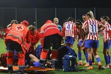 Futebolista recebe assistência médica em campo durante jogo