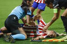 Colisão em campo! Jogadora de 21 anos colapsa durante jogo da Liga dos Campeões