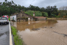 Inundações em Coimbra desalojam idosas e retêm carros em estradas, devido a chuvas fortes