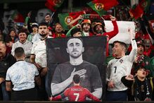 Adeptos apoiam Portugal em Dublin, na partida contra a Irlanda para o Mundial 2026.
