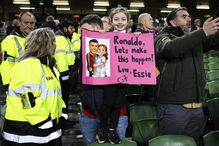 Fã pede a Ronaldo para marcar em Dublin, durante o jogo entre a Irlanda e Portugal