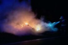 Bombeiro combate incêndio durante a noite