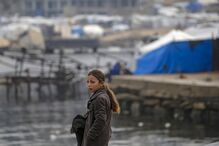 Em Gaza, menina observa a distância num campo de refugiados