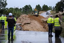Deslizamento de terras corta estrada e cabos de fornecimento de energia a hospital de Azeitão