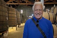 António Fagundes visita o Douro e aprecia as paisagens e as caves de vinho.
