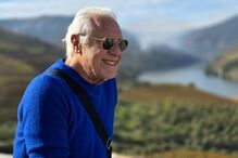 António Fagundes aprecia a paisagem no Douro