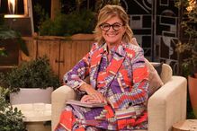 Júlia Pinheiro usa óculos de luxo em novo programa