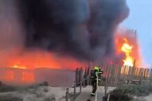 Incêndio destrói por completo bar de praia na Costa da Caparica
