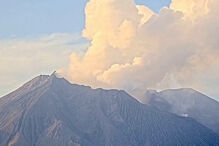 Vulcão entra em erupção no Japão e deixa moradores em alerta
