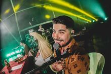 Cantor do grupo 'Os Vizinhos' descobre que é pai durante concerto no Alentejo.
