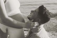 Cantor emociona-se ao saber que vai ser pai, em concerto no Alentejo.
